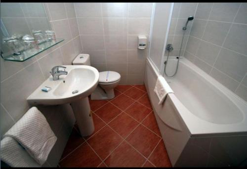 亚布拉纳茨Lux Hotel Pansion的一间带水槽、浴缸和卫生间的浴室