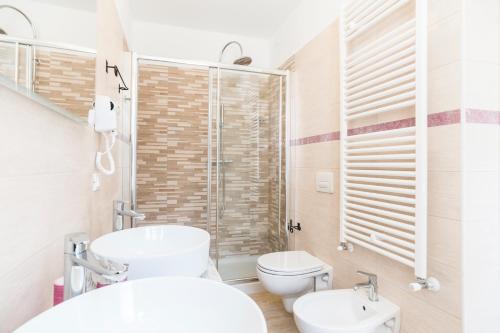 博尔戈San Giorgio的浴室配有2个盥洗盆、卫生间和淋浴。