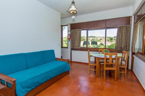 阿尔沃尔Torralta Apartment的客厅配有蓝色的沙发和桌子