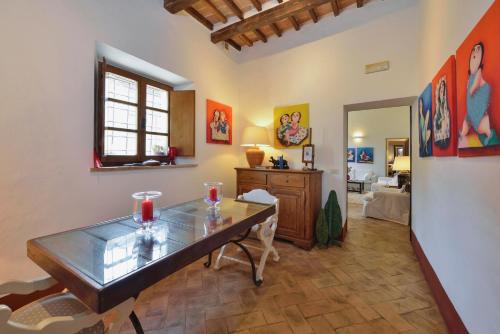 蒙特普齐亚诺Alberto Charming Home的一间带桌子的客厅和一间客厅