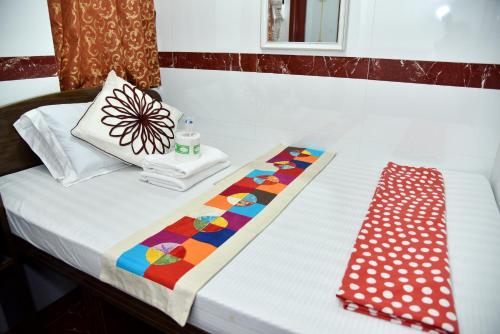 香港旅客宾馆的床上有枕头和餐巾