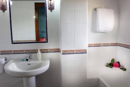 科瓦鲁维亚斯多纳沙茶酒店的白色的浴室设有水槽和镜子