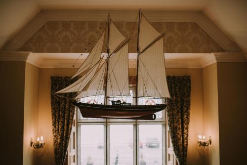 瓦伦西亚岛Royal Valentia Hotel的悬挂在天花板上的船型