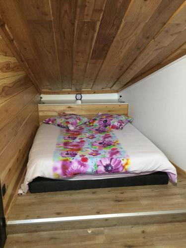 锡拉奥Ti Fleur aimée à Cilaos的木天花板的客房内的一张床位
