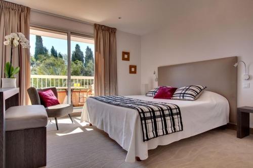 滨海阿热莱斯小屋酒店的酒店客房设有一张床和一个阳台。