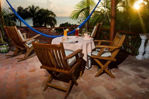 女人岛拉约亚女人岛酒店的海景露台上的桌椅