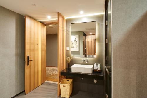 广州珠江新城华轩里酒店的一间浴室