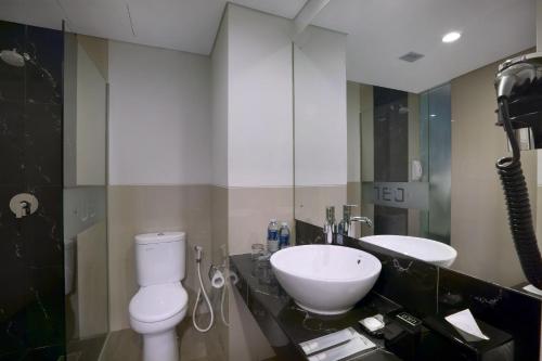 雅加达克巴约蓝尼奥酒店的一间浴室