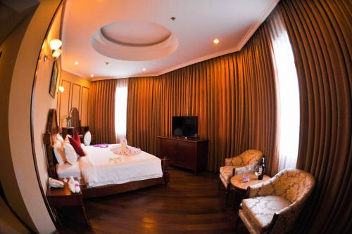 Thanh Bình安禄酒店及Spa的酒店客房,配有一张床和两把椅子