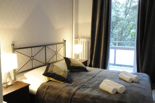 华沙MiłoTu - Apartament Marszałkowski的一间卧室配有一张床,上面有两条毛巾
