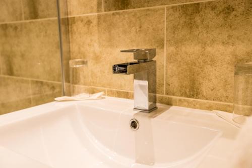 塔姆沃思城堡酒店的一个带水龙头的浴室内的盥洗盆