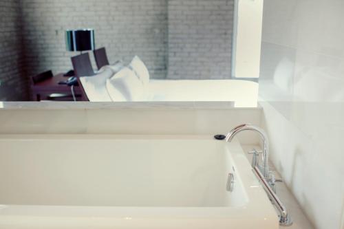 多伦多奥绸酒店的一间带水槽和镜子的浴室