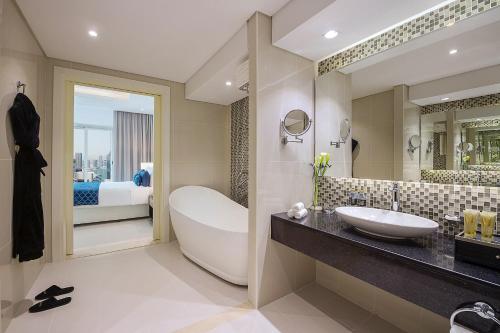 迪拜DAMAC Maison Distinction的带浴缸、水槽和浴缸的浴室