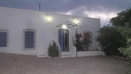 莫哈卡尔Casa Rural La Fuensanta的白色的建筑,有门和街灯