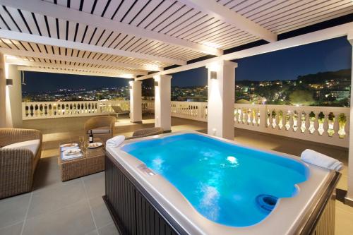 阿尔戈斯托利翁阿尼诺斯酒店的阳台上的按摩浴缸
