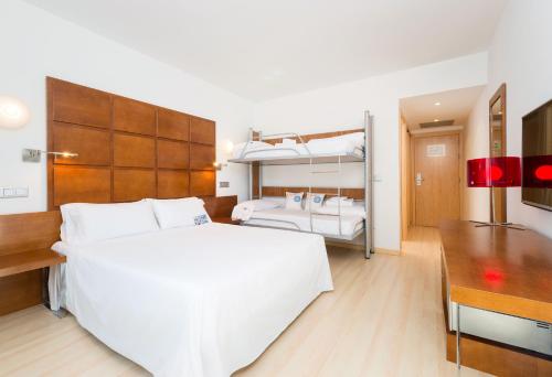 萨拉戈萨Hotel Zentral Ave的卧室配有白色的床和两张双层床。