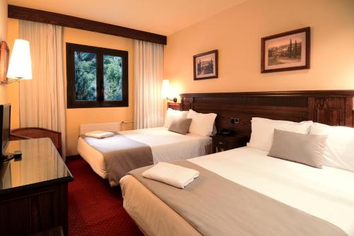 维耶拉图卡瑞沃酒店的酒店客房设有两张床和电视。
