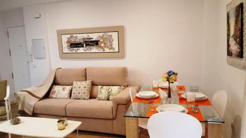 科尔多瓦Apart. Céntrico San Miguel的客厅配有沙发和桌子