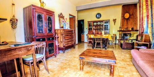 皮亚扎-阿尔梅里纳The Sunset Home的客厅配有家具和桌子。