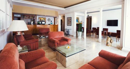 巴达洛纳巴达洛纳米拉玛酒店的带沙发、椅子和桌子的客厅