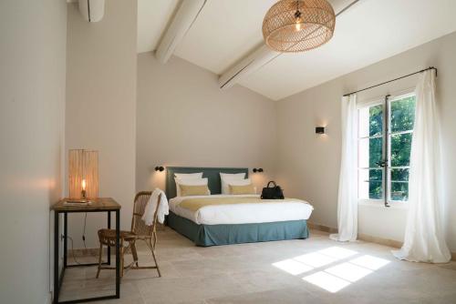 普罗旺斯艾克斯圣克莱尔住宿加早餐旅馆的一间卧室配有一张床、一张桌子和一个窗户。