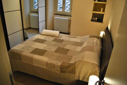 皮斯托亚Appartamento i Fabbri的一间卧室配有床,床上装有被子