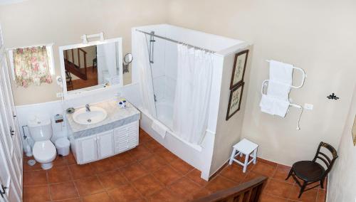 加拉奇科马尔佩斯特雷斯酒店的白色的浴室设有水槽和淋浴。