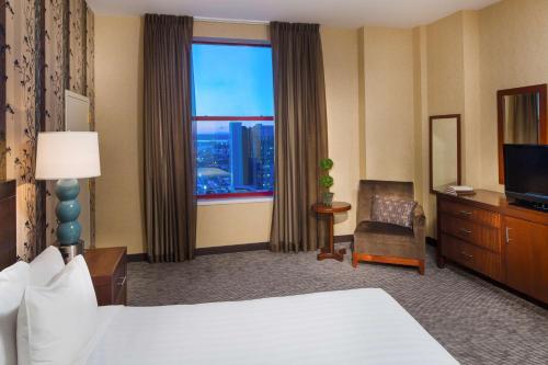布法罗布法罗凯悦酒店的酒店客房设有一张床和一个大窗户