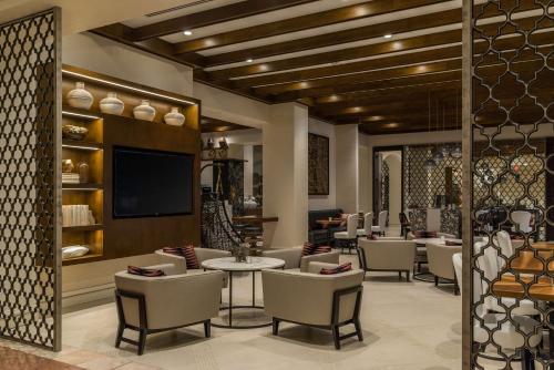迈阿密科勒尔盖布尔斯凯悦酒店，​​迈阿密的餐厅设有桌椅和平面电视。