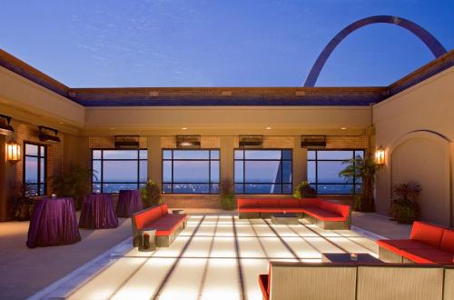 圣路易斯圣路易斯拱门凯悦酒店的一个带红色沙发的大型大堂和一个门廊拱门