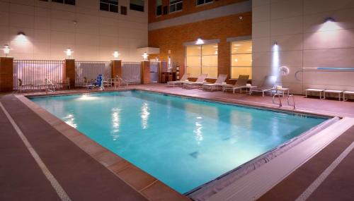 盐湖城盐湖城中心凯悦酒店的在酒店房间的一个大型游泳池