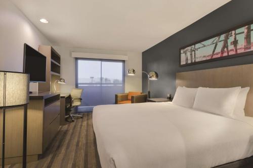 赛普里斯悦府赛普拉斯/阿纳海姆酒店的配有一张床和一张书桌的酒店客房
