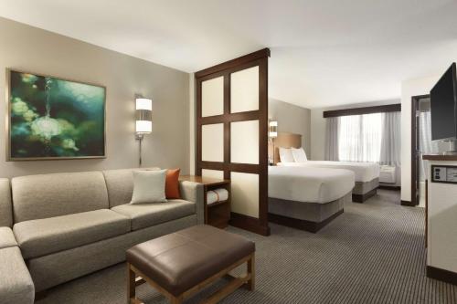 波特兰波特兰机场/喀斯喀特车站君悦酒店的酒店客房,配有床和沙发