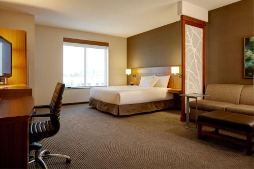 亚特兰大亚特兰大市区君悦酒店的大型酒店客房设有床和窗户。