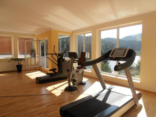 图拉彻霍赫圣丹斯山度假村的一个带3辆健身自行车的健身房,位于带窗户的房间