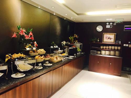 北京锦江之星北京奥运村大屯路酒店的饭店的自助餐点,上面有食物