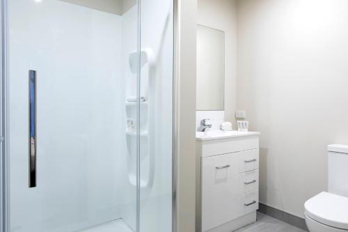 旺阿雷奎斯特璜加雷公寓的带淋浴、卫生间和盥洗盆的浴室