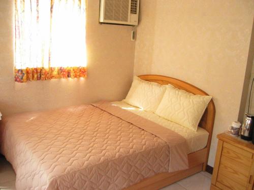 北竿宏瑞民宿的一间小卧室,配有一张带窗户的床