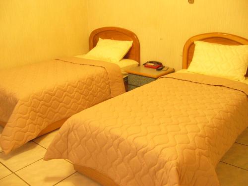 北竿宏瑞民宿的酒店客房设有两张床和一张桌子。