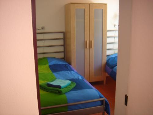 塞卡尔Quinta Boavista的一间卧室配有双层床和镜子