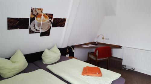 GlindenbergHotel Glindenberger Hof的客房设有一张床、一张桌子和一张书桌。