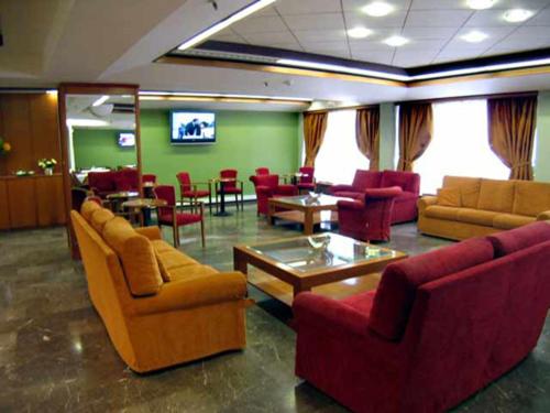希俄斯戴安娜酒店的大堂配有沙发、椅子和桌子
