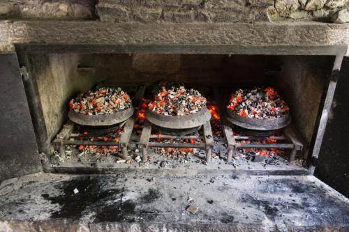 科巴里德Počitniška hiša Lazar的四份比萨饼在石炉里烹饪