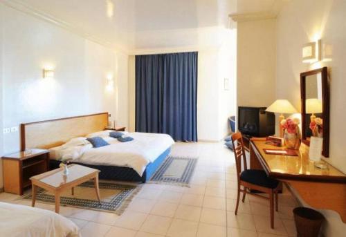 突尼斯度派克酒店的配有一张床和一张书桌的酒店客房