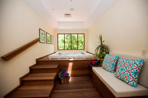 科苏梅尔Occidental Cozumel - All Inclusive的带沙发的客房内的按摩浴缸