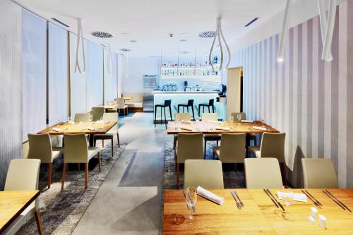 布尔诺费尔酒店的用餐室配有木桌和椅子