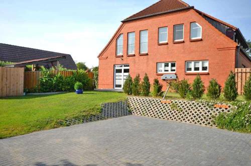 克林克Ferienwohnungen Klink SEE 9120的院子里有篮球架的砖房