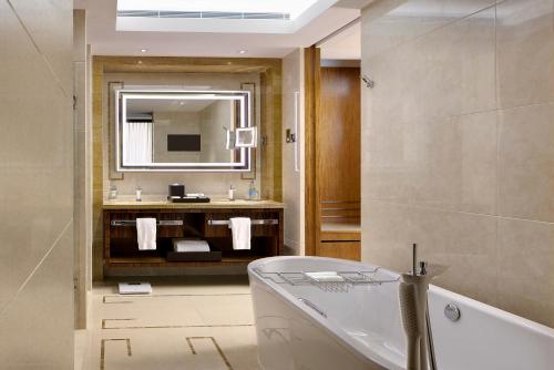 香港香港帝苑酒店的带浴缸、水槽和镜子的浴室