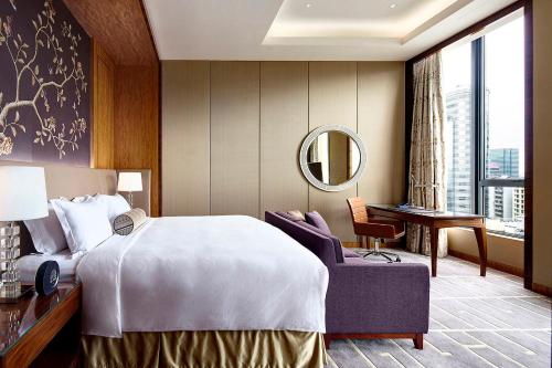 香港香港帝苑酒店的酒店客房,配有床和镜子