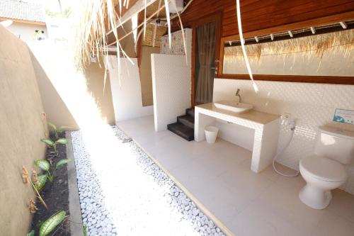 吉利特拉旺安帕拉德萨度假酒店的一间带卫生间和水槽的浴室